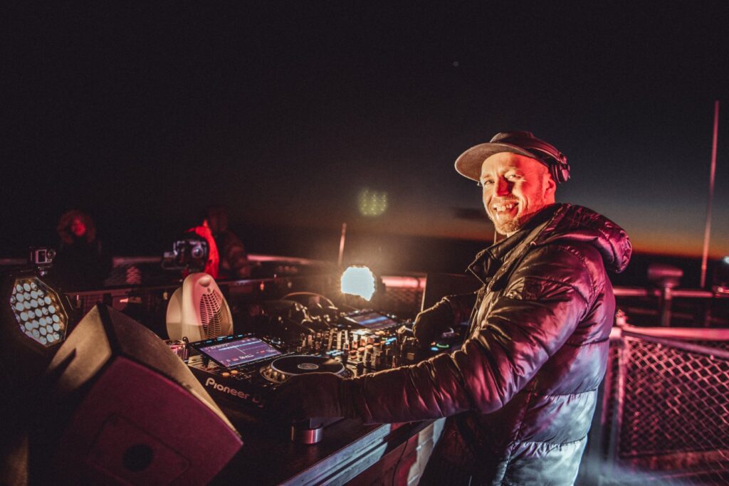 dj-mike-vale-glasbo-vrtel-na-strehi-rogle!