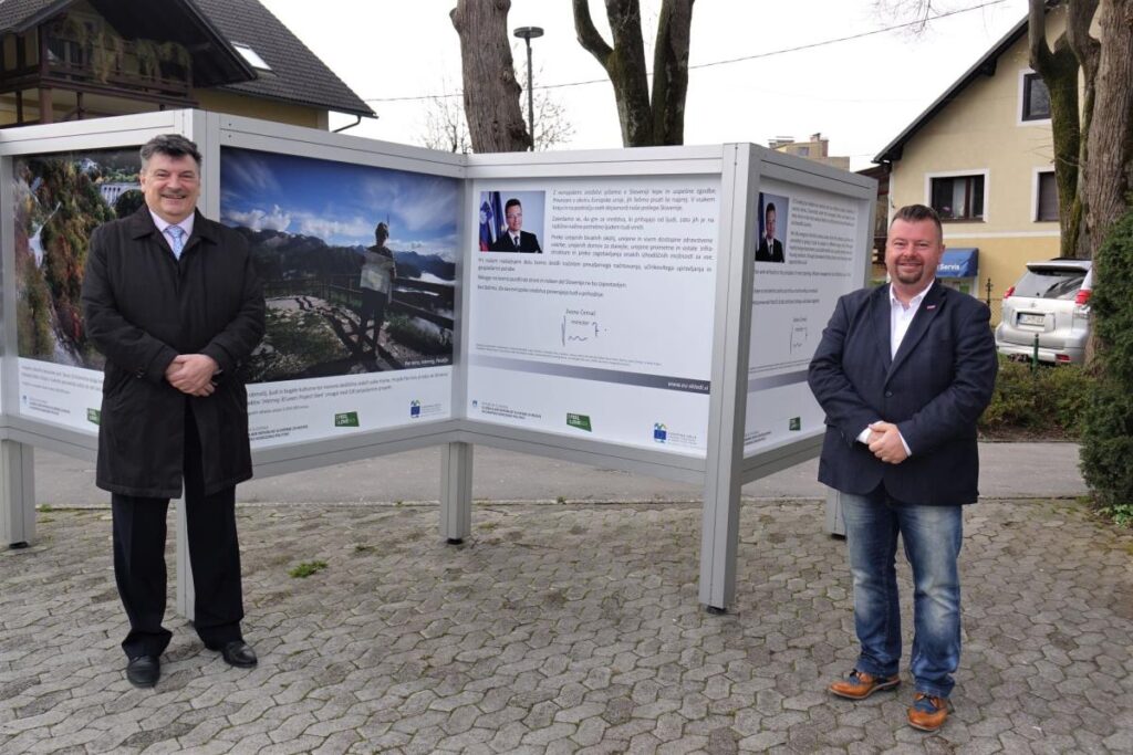 zupan-dr-peter-verlic-in-direktor-obcinske-uprave-mag.-dusan-hocevar-sta-si-ogledala-fotografsko-razstavo-evropska-sredstva-povezujejo