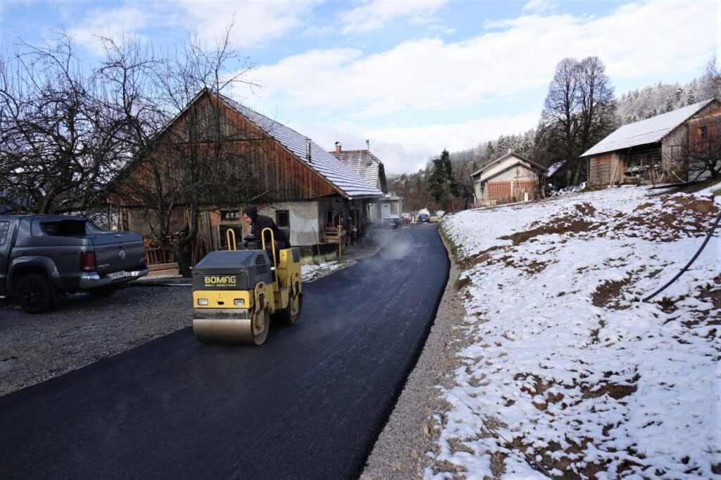 cesta-v-lucah-z-novo-asfaltno-prevleko