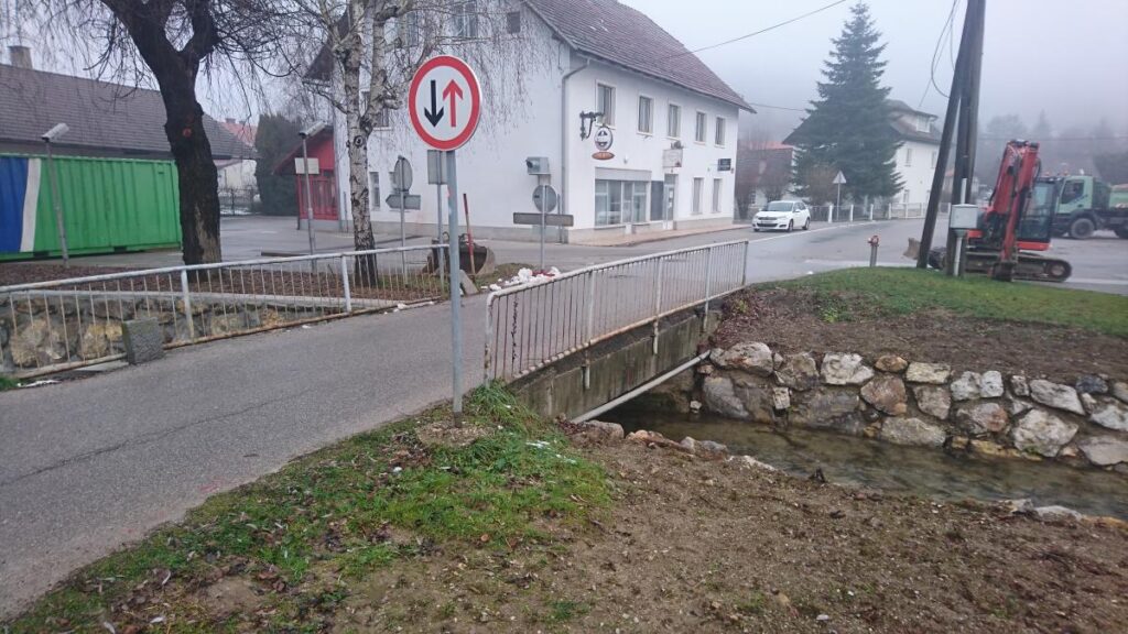 sanacija-mostu-»pri-serku«-v-visnji-gori;-vzpostavljena-popolna-zapora-ceste