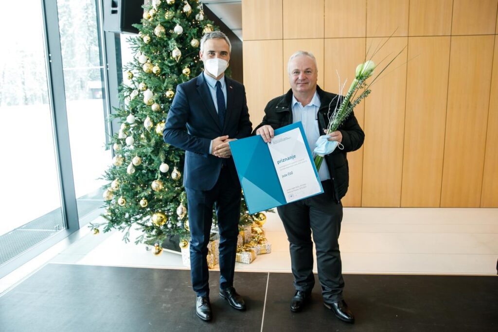 druzini-coz-priznanje-za-dolgoletno-in-uspesno-izvajanje-rejniske-dejavnosti