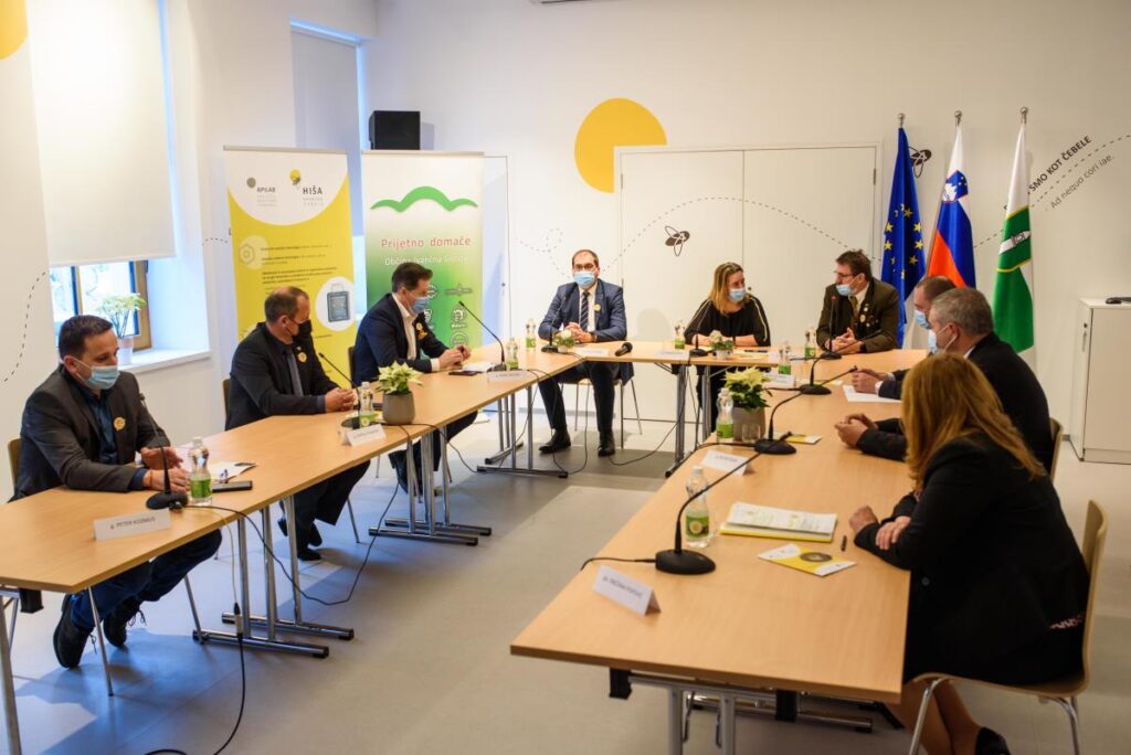 v-zivo-ob-12.-uri:-okrogla-miza-na-temo:-obletnica-razglasitve-svetovnega-dneva-cebel