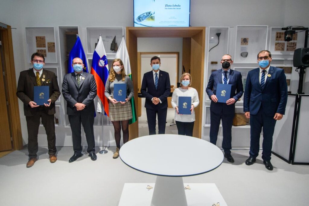 foto:-v-visnji-gori-podeljena-nagrada-zlata-cebela-»odletela«-v-argentino