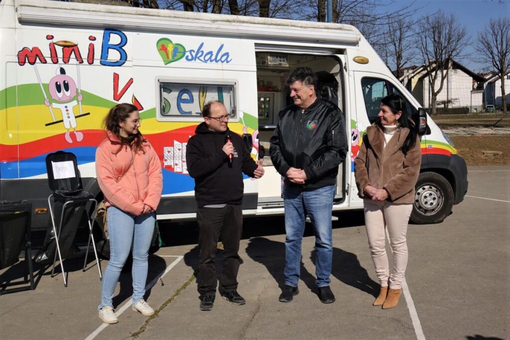 veselo,-razigrano-in-ustvarjalno-z-minibusom-veselja-pri-os-louisa-adamica-v-grosupljem