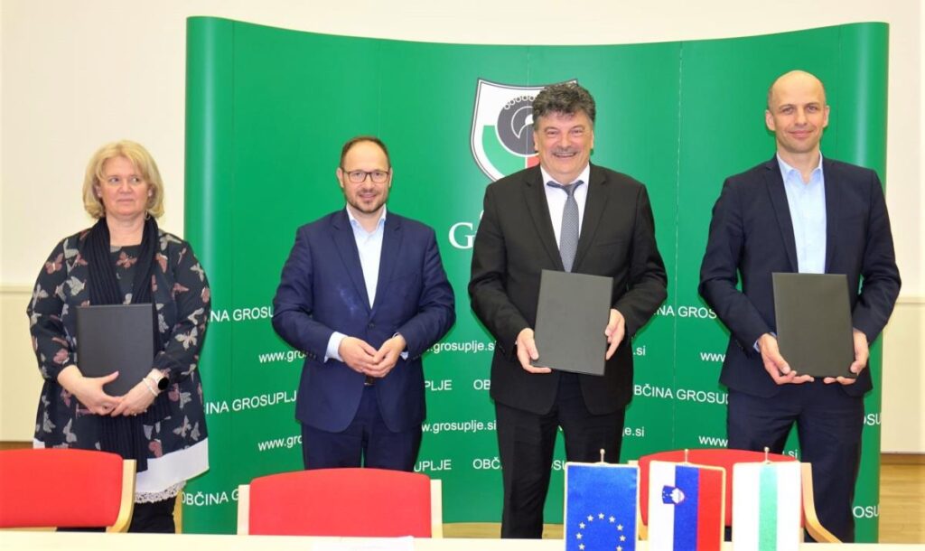 ob-obisku-ministra-za-infrastrukturo-jerneja-vrtovca-podpis-pogodbe-za-ureditev-cest-in-kolesarskih-poti-v-grosupljem-z-izvajalcem