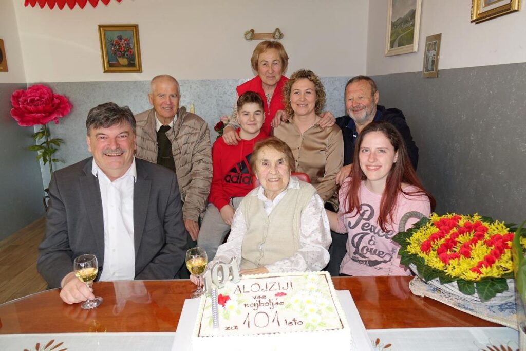 zupan-dr-peter-verlic-gospe-alojziji-jancar-voscil-za-njen-101.-rojstni-dan