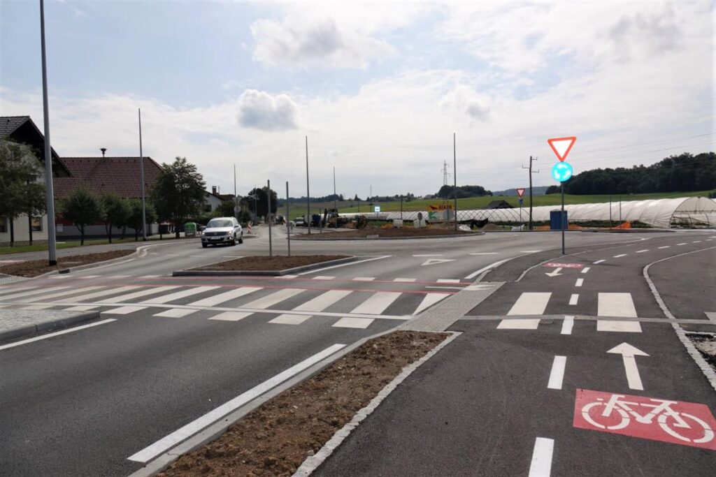 novo-krozisce-na-velikem-mlacevem-asfaltirano-in-tudi-ze-s-talnimi-oznacbami