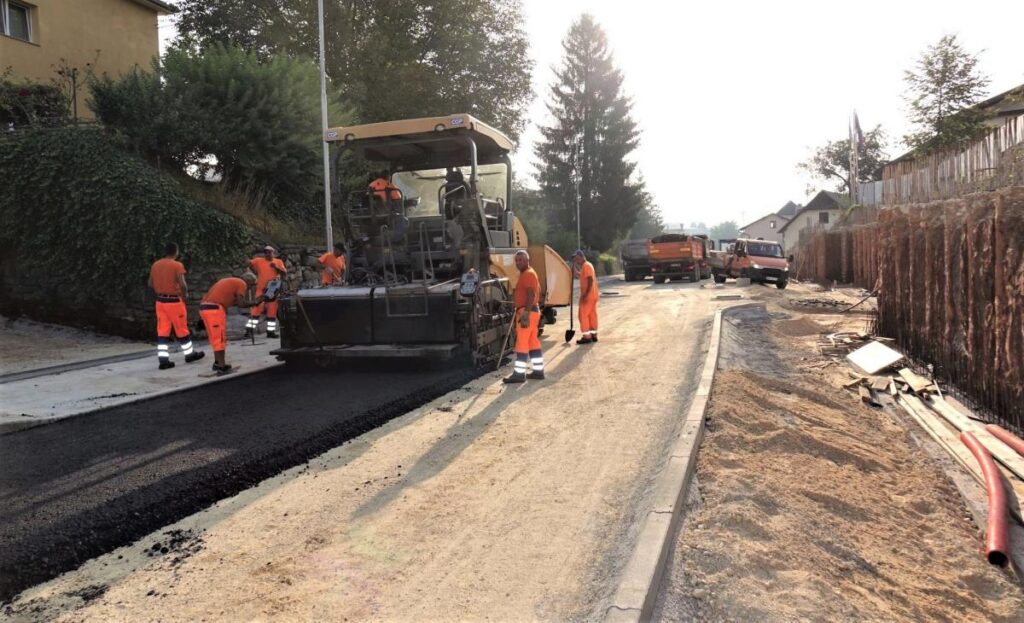 pricelo-se-je-z-asfaltiranjem-adamiceve-ceste,-tudi-v-delu-od-krizisca-s-partizansko-cesto-do-mestne-trznice-grosuplje