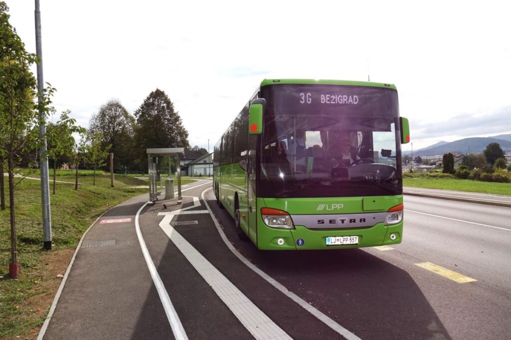 avtobusni-postajalisci-pod-gozdom-z-novima-prikazovalnikoma