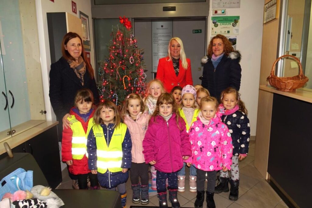 nasi-najmlajsi-iz-vrtca-pastircek-okrasili-bozicno-smrekico-v-prostorih-obcinske-hise
