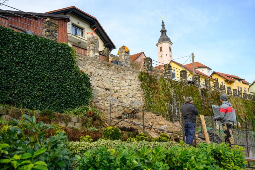 v-visnji-gori-poteka-obnova-delno-porusenega-obzidja