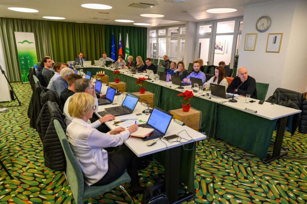 v-novo-leto-s-sprejetima-rekordnima-proracunoma-za-leti-2024-in-2025