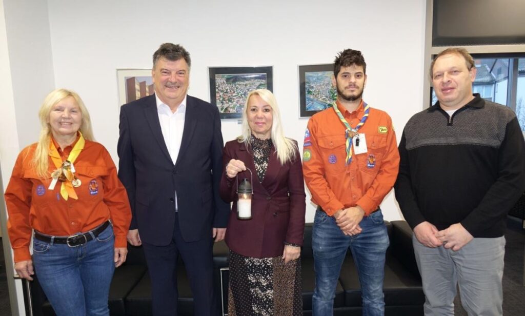 skavti-prinesli-luc-miru-iz-betlehema-tudi-v-obcinsko-hiso