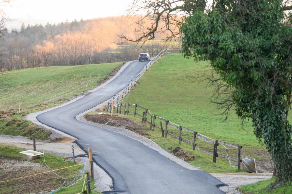 asfaltna-podlaga-se-bolj-povezala-krajane-male-in-velike-dobrave