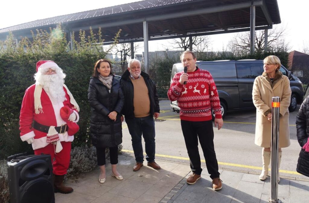 podzupan-janez-pintar-v-druzbi-bozicka-stanovalcem-dso-grosuplje-in-novega-paradoksa-voscil-lepe-praznike