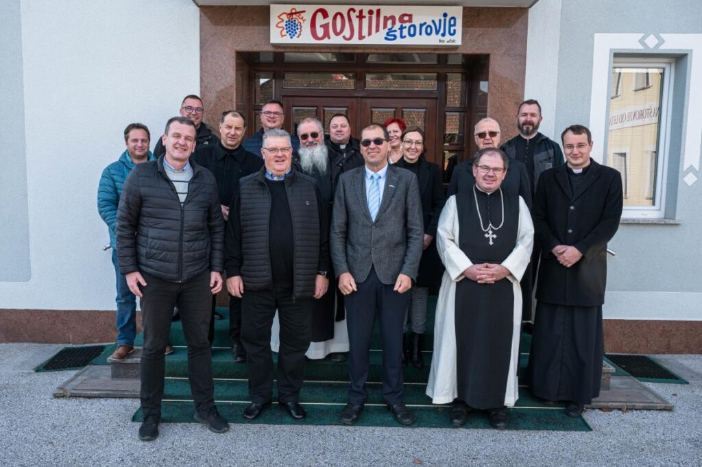 predpraznicno-srecanje-zupana-dusana-strnada-z-duhovniki-iz-nase-obcine