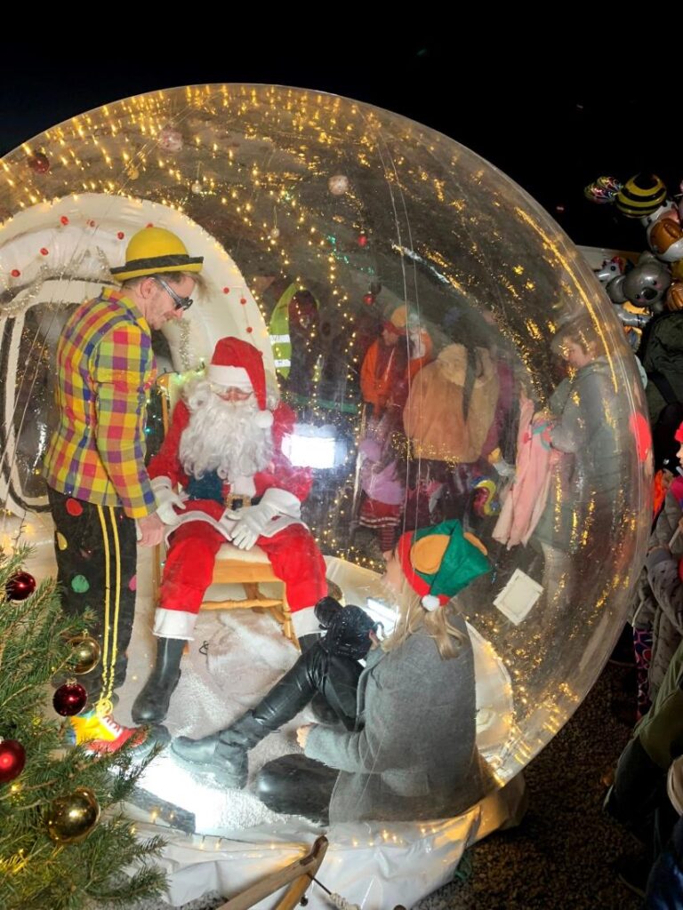 obisk-bozicka-na-mestnem-drsaliscu