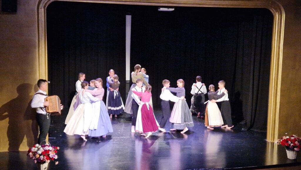 mama,-tvoj-glas-je-kot-najlepsa-pesem-…