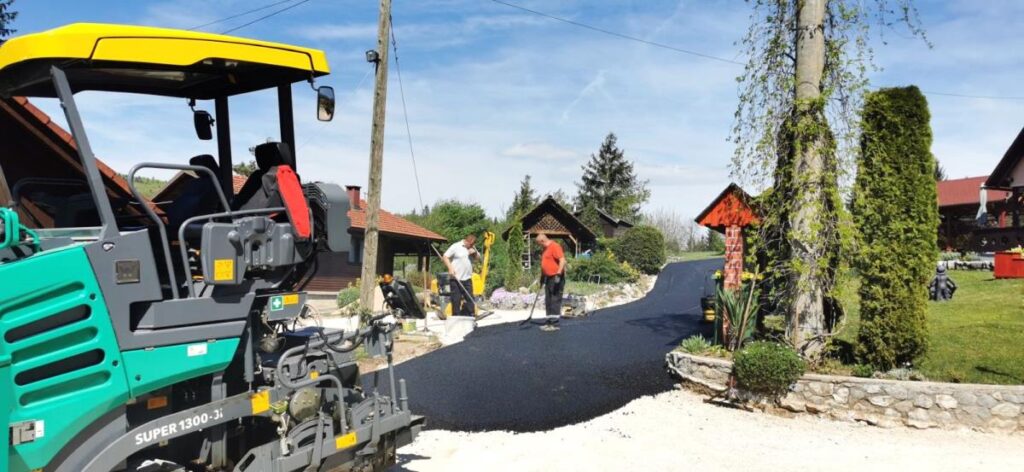 cesta-v-skocjanu-z-novo-asfaltno-prevleko