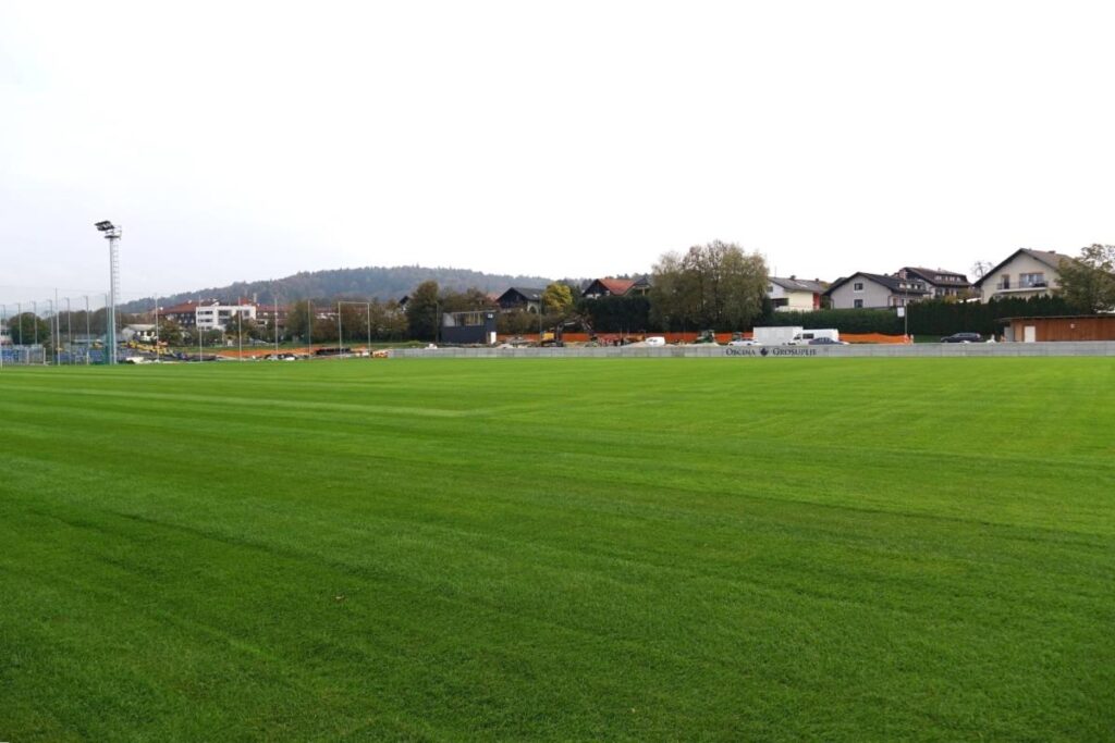 novo-nogometno-igrisce-ze-z-novo-zelenico