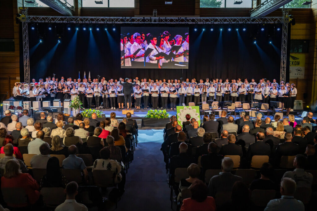 velicasten-zdruzeni-pevski-zbor-zapel-v-pocastitev-30-letnice-obcine-ivancna-gorica