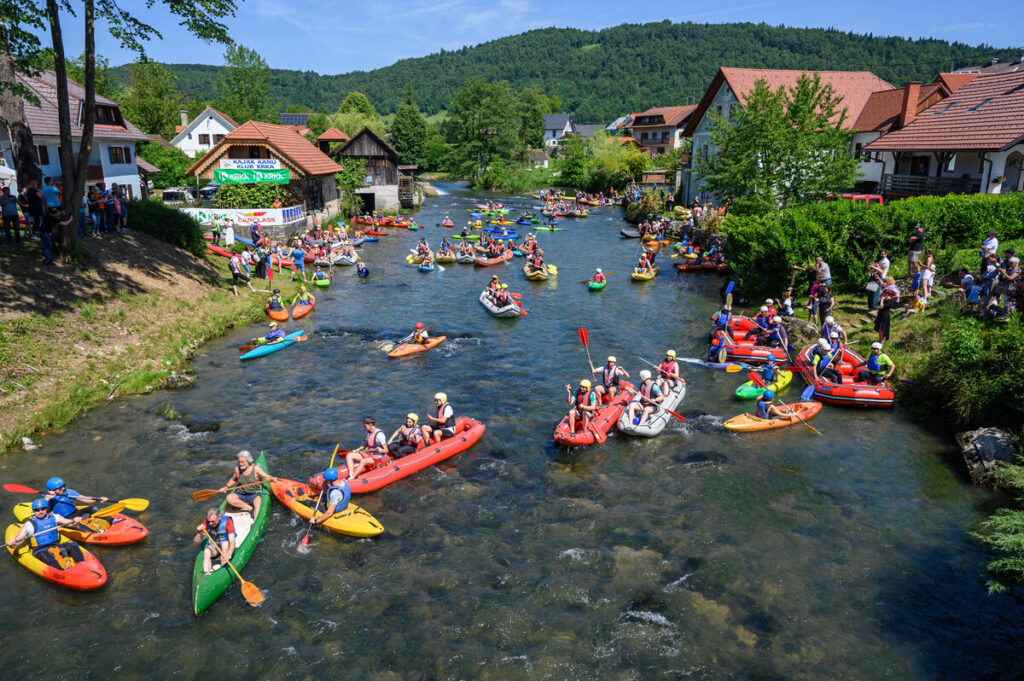 spust-po-reki-krki-znova-povezal-kajakase-iz-vse-slovenije