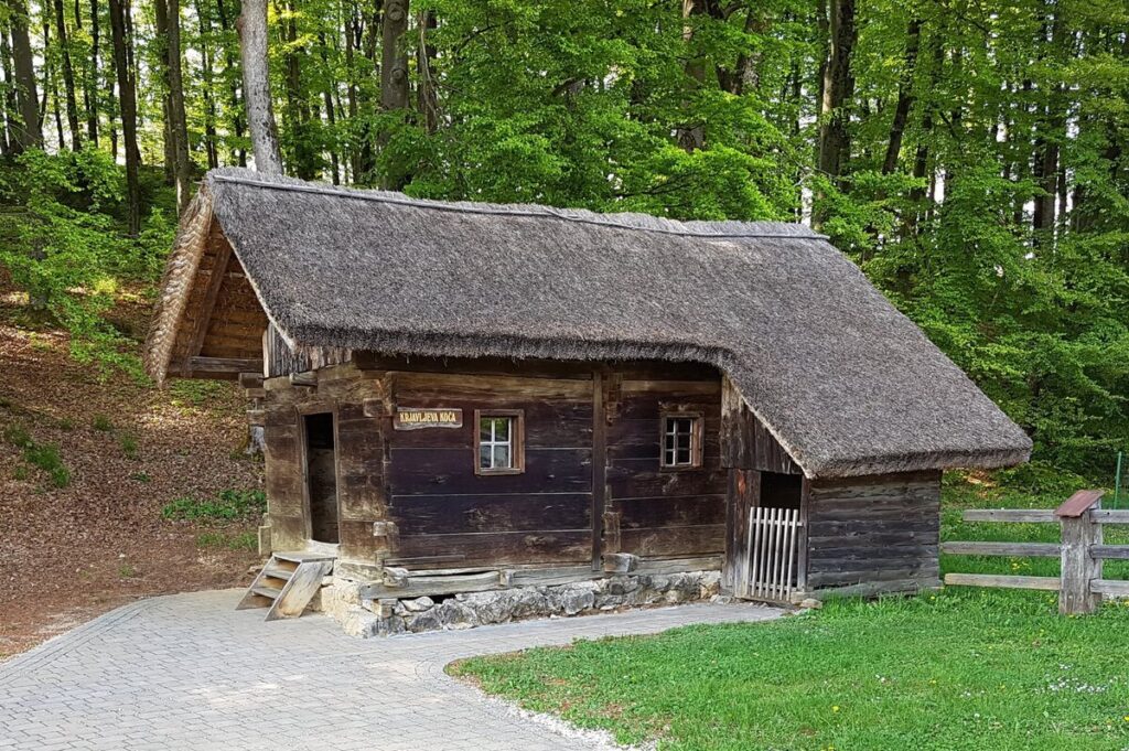 s-pridobljenimi-sredstvi-do-prenove-krjavljeve-koce-in-cebelnjaka-na-jurcicevi-domaciji