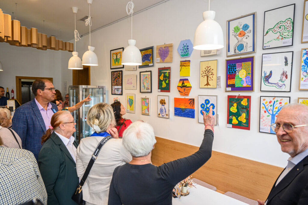 odprtje-razstave-likovnih-del-oseb-z-demenco-v-hisi-kranjske-cebele