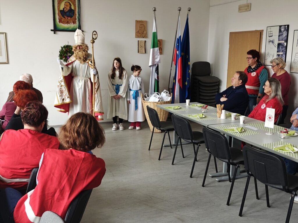 starejse-v-skocjanu-z-obiskom-presenetil-sv.-miklavz