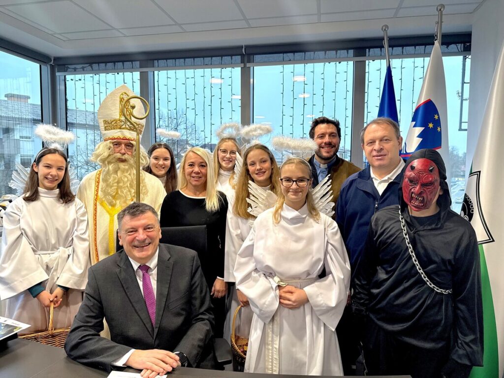 sv.-miklavz-nas-je-z-obiskom-in-lepimi-zeljami-razveselil-tudi-v-obcinski-hisi