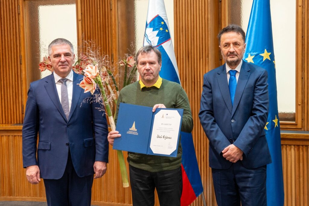 plaketa-drzavnega-sveta-rs-alesu-erjavcu-za-dolgoletno-delo-v-planinstvu