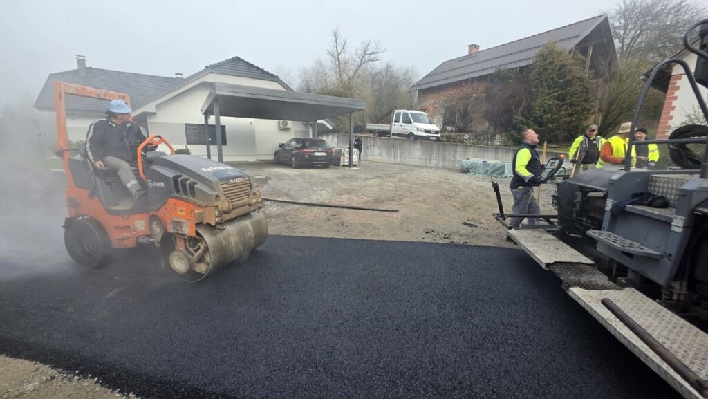 v-gabrju-pri-ilovi-gori-ze-poteka-asfaltiranje-ceste