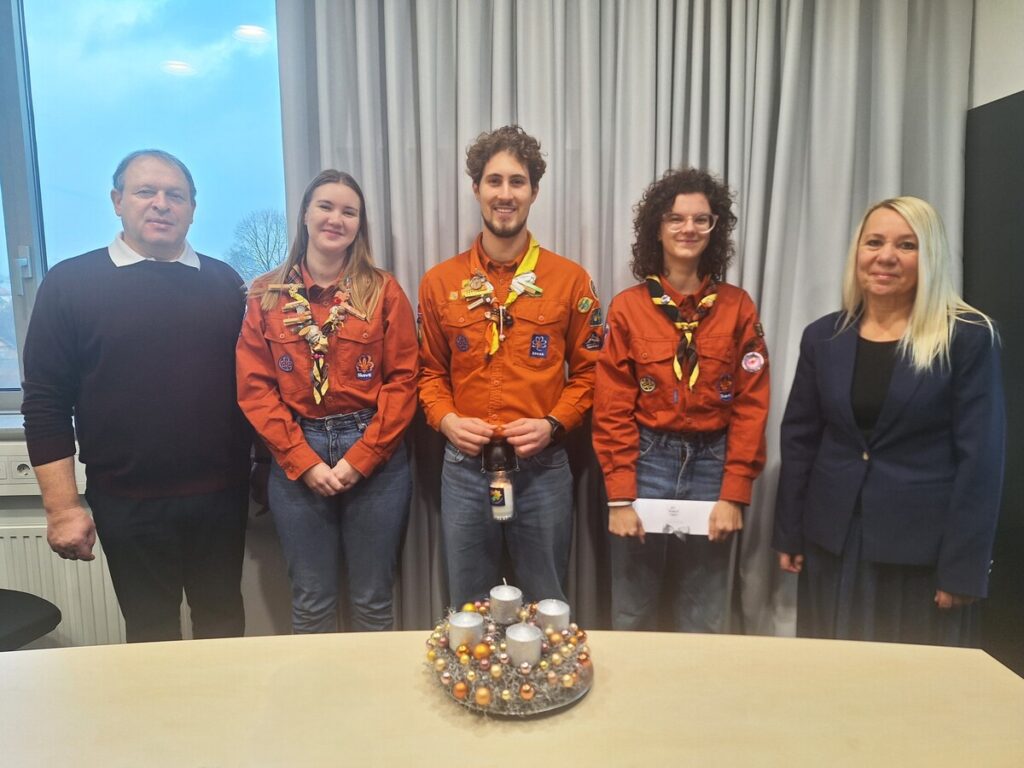 luc-miru-iz-betlehema-ze-gori-tudi-v-nasi-obcinski-hisi