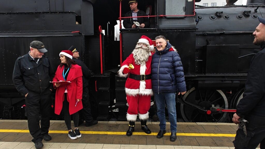 v-grosuplje-pripeljal-bozickov-muzejski-vlak