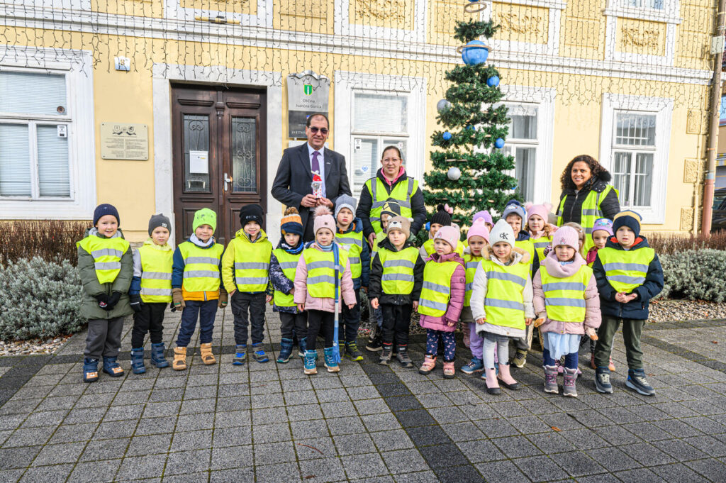 vrtcevski-otroci-voscili-zupanu-lepe-praznike