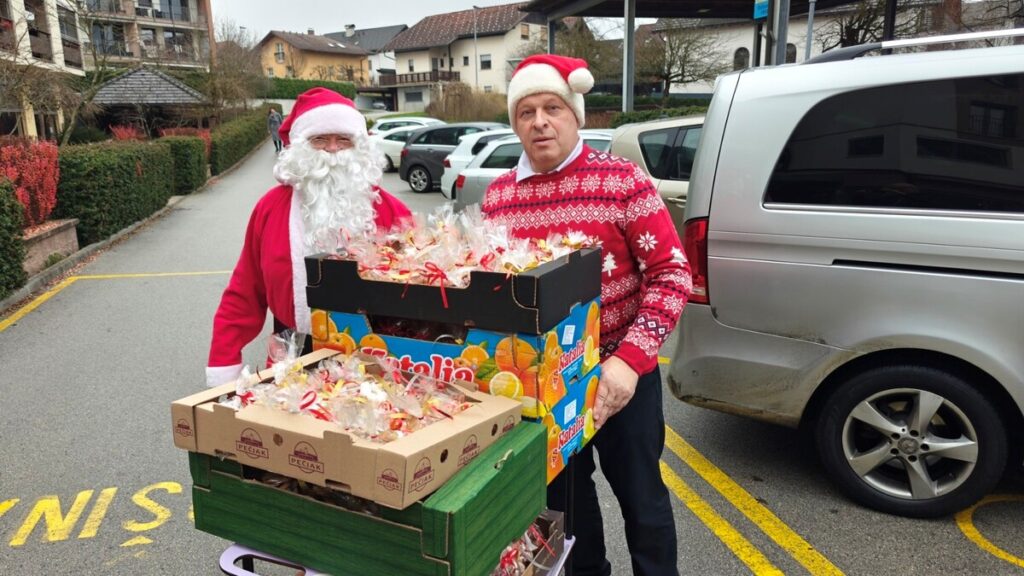 decembrska-toplina:-bozicek-na-obisku-v-domu-starejsih-obcanov-grosuplje