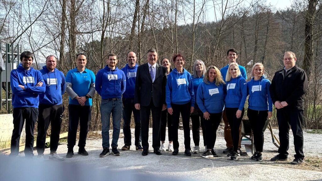 zupan-obiskal-podjetje-conrad-electronic-v-grosupljem-ob-simbolicni-zasaditvi-drevesa