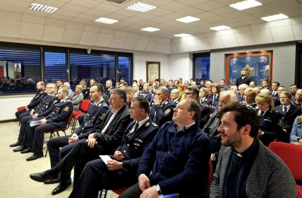 gasilke-in-gasilci-pgd-grosuplje-na-117.-obcnem-zboru