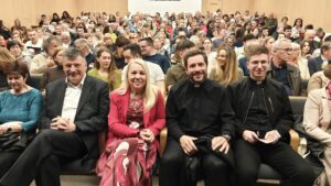 smeh-in-aplavz-na-premieri-predstave-gosposka-kmetija