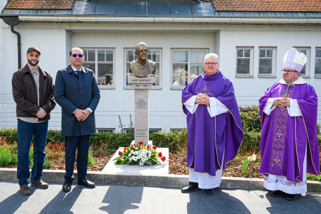 spominsko-obelezje-castnemu-obcanu-msgr.-jozetu-kastelicu