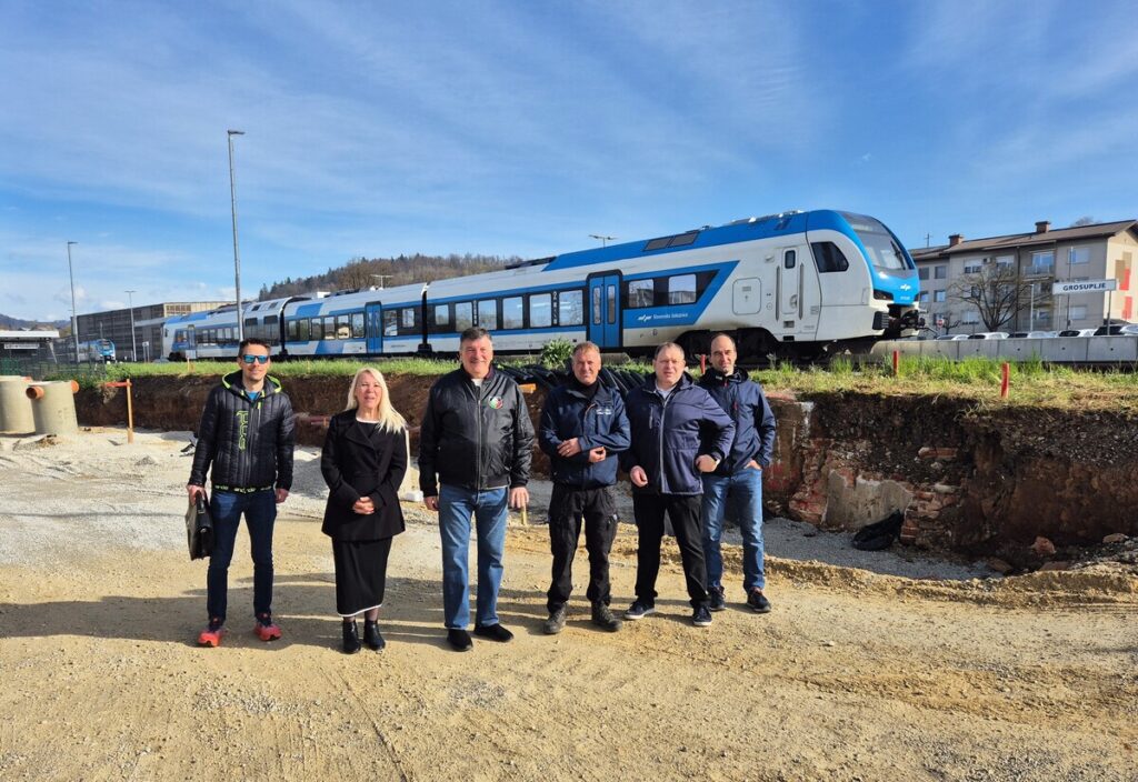 dela-na-industrijski-cesti-v-grosupljem-si-je-ogledal-tudi-zupan-dr.-peter-verlic