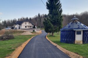 v-bakrcu-makadamsko-vozisce-zamenjal-nov-asfalt