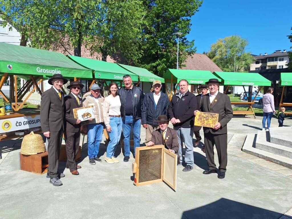 dan-odprtih-vrat-cebelarskega-drustva-grosuplje-na-mestni-trznici-grosuplje