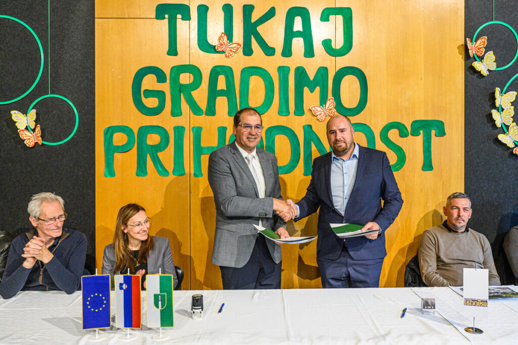 tukaj-gradimo-prihodnost:-podpis-pogodbe-za-siritev-sole-v-visnji-gori