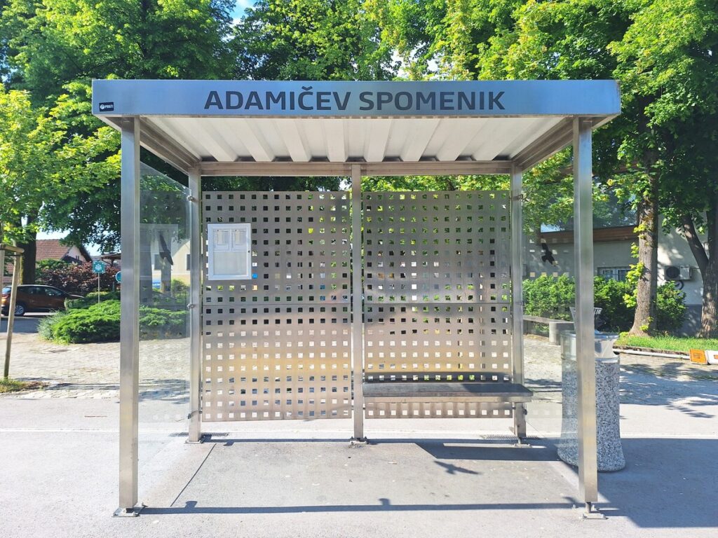 avtobusne-nadstresnice-na-liniji-3g-po-novem-oznacene-z-imeni-postajalisc