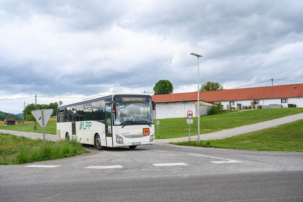 nove-solarne-svetilke-za-vecjo-prometno-varnost