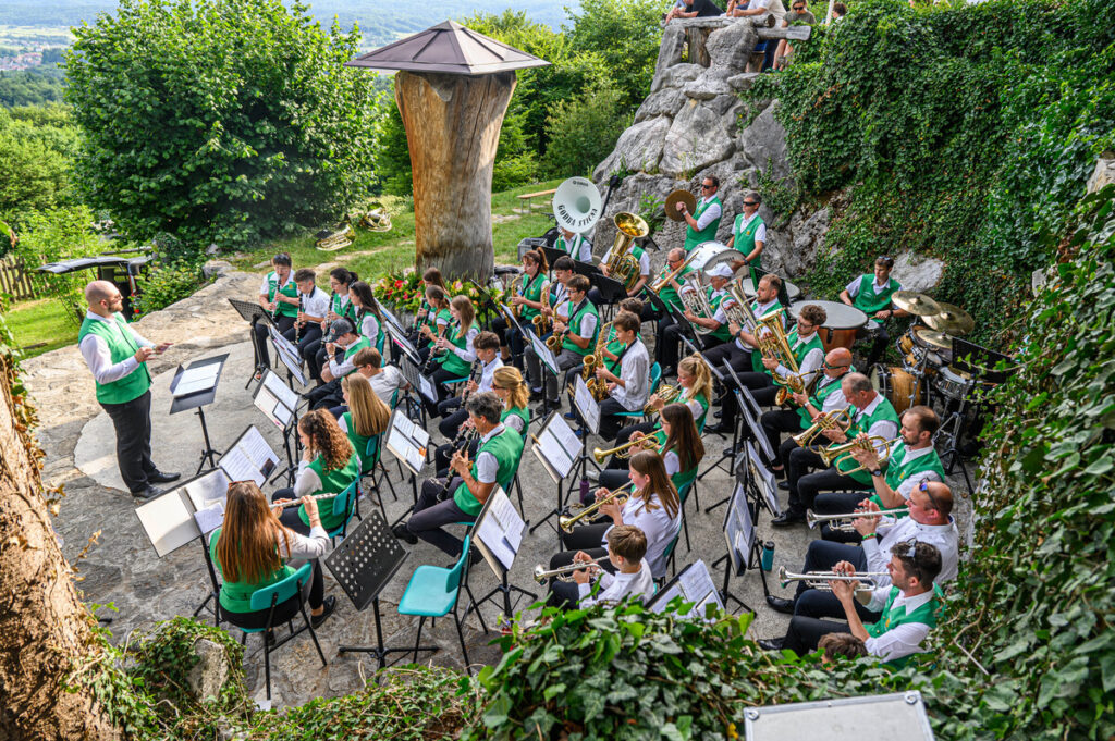 pomladni-koncert-godbe-sticna-na-lavricevi-koci