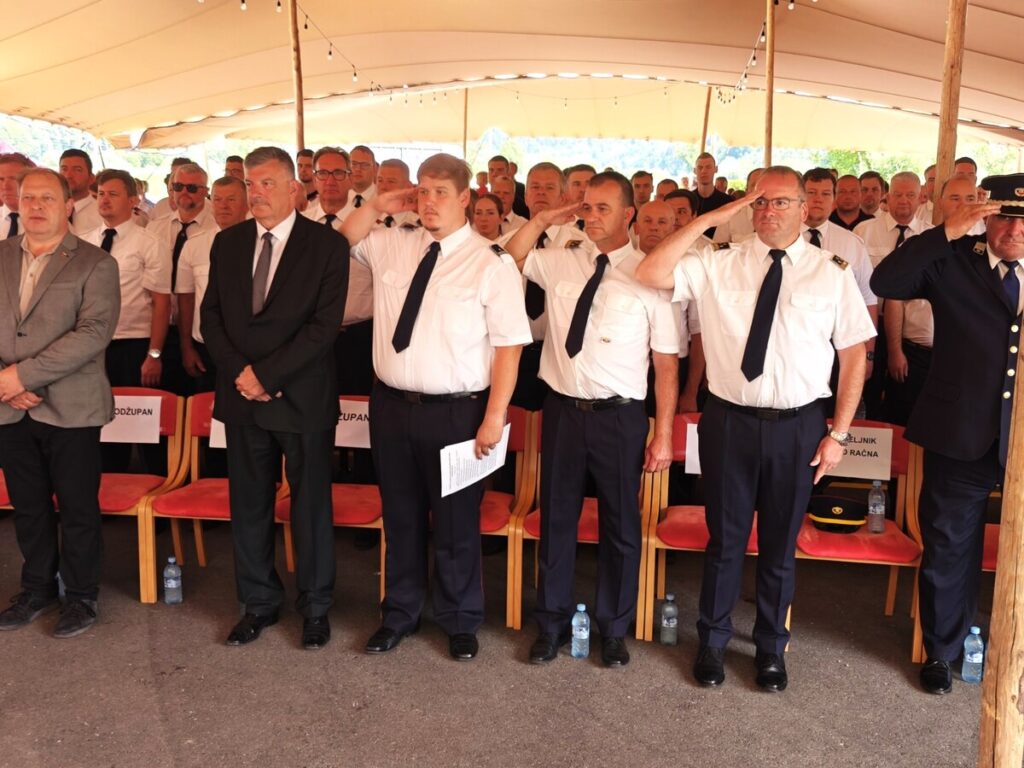 pgd-racna-ob-115-letnici-delovanja-prevzelo-novo-gasilsko-vozilo-gvm-1