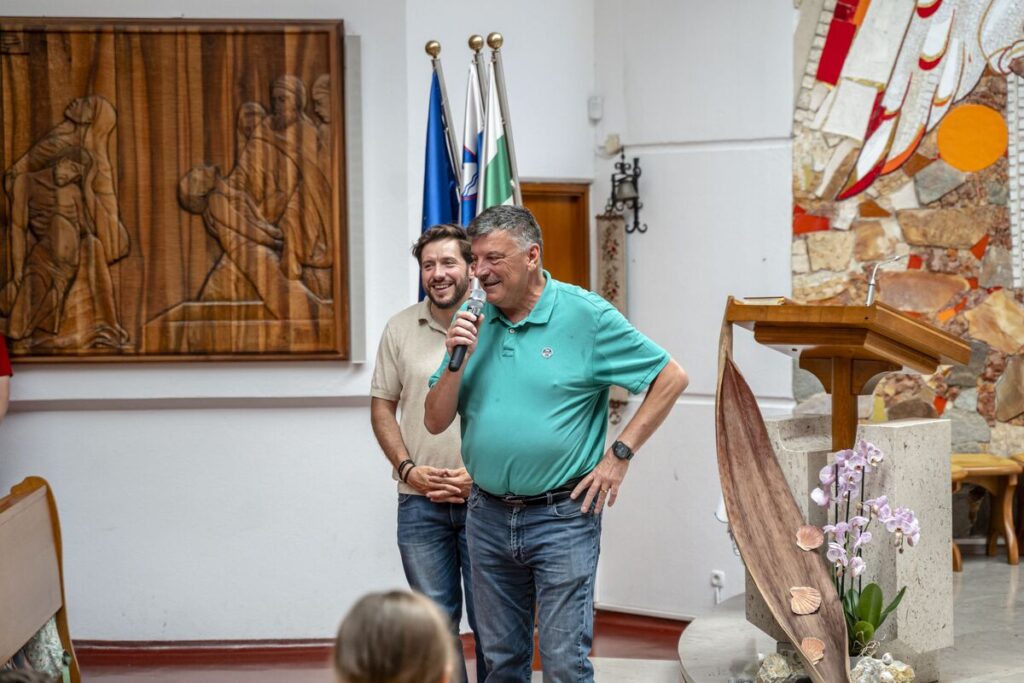 zupan-dr.-peter-verlic-na-obisku-pri-otrocih-grosupeljskega-oratorija