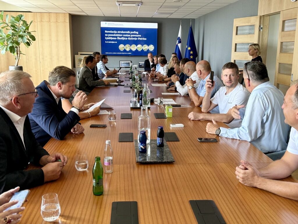 minister-jernej-vrtovec-in-zupani-podpisali-protokol-za-nadaljnji-razvoj-3.a-razvojne-osi